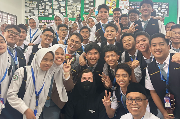 Terbang langsung ke Medan, Alan Walker bagikan tiket konsernya ke pelajar SMA Swasta Al-Azhar