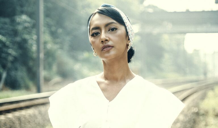 Keluar dari zona pop, Nina Tamam luncurkan “Lebur”, single yang bernuansa noir dan sinematik