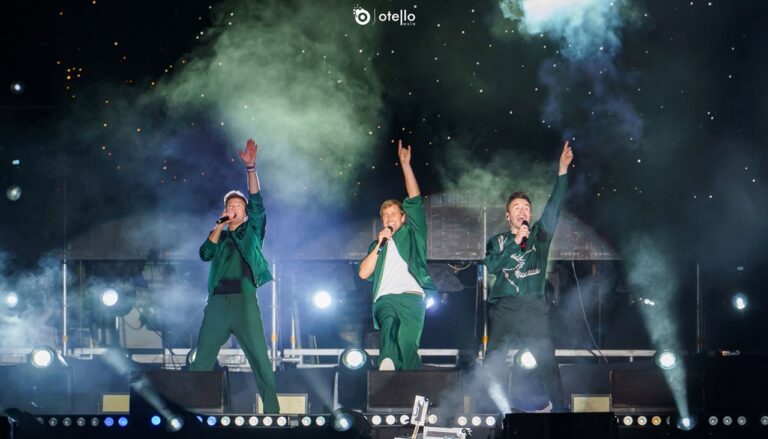 Westlife sukses membius penonton di Candi Prambanan