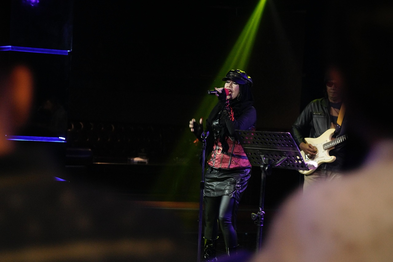 Tia Veres Perform