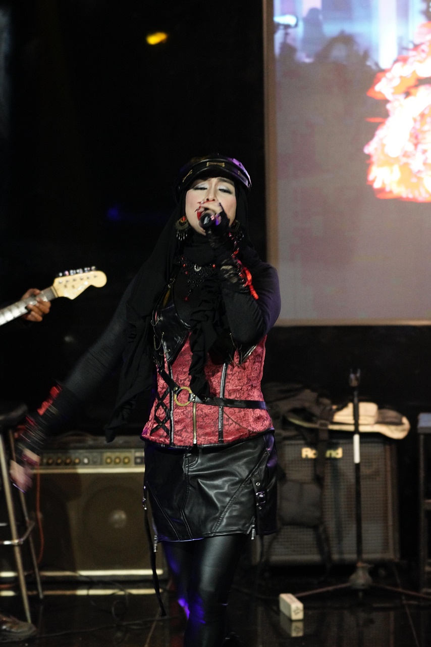 Tia Veres Perform