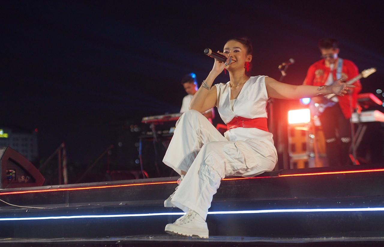 Efah Aaralyn On Stage