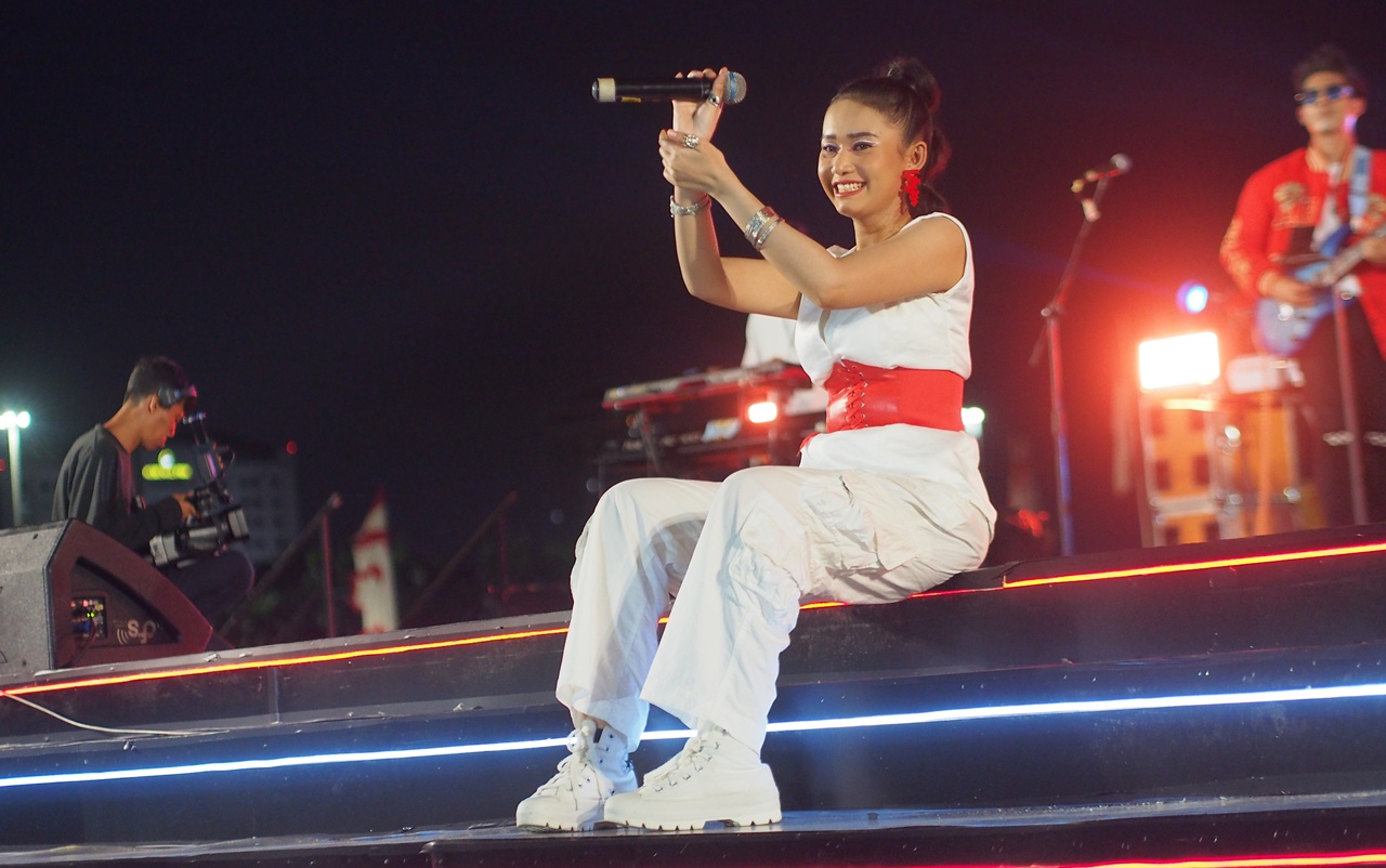 Efah Aaralyn On Stage