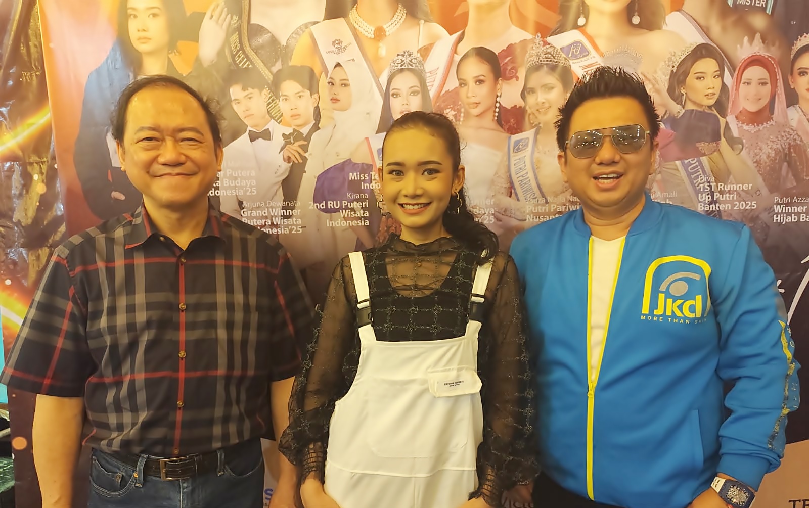 Joewono Witjitro (Direktur Developer), Efah Aaralyn (Solois) dan Ruby Herman (Presdir RINS Kombis )