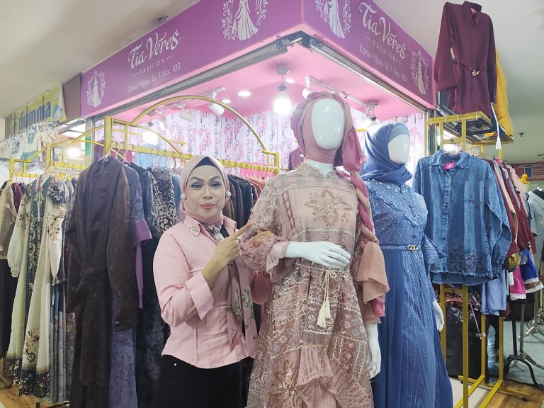 Solois dan pebisnis, Tia Veres, membuka usaha butik fashion