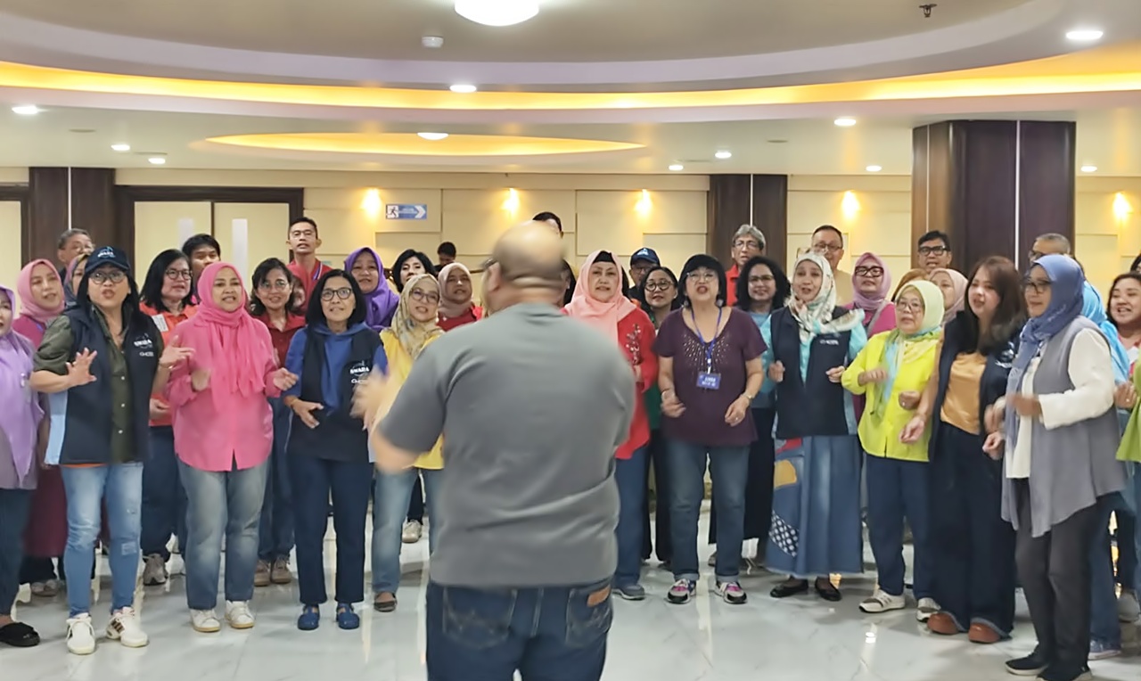 Swara Jakarta 80's perform