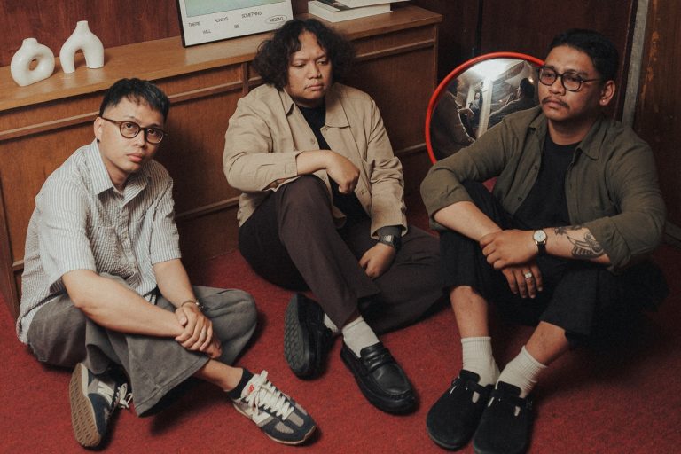 Di Support Dochi PWG, Beeswax rilis album Self Titled